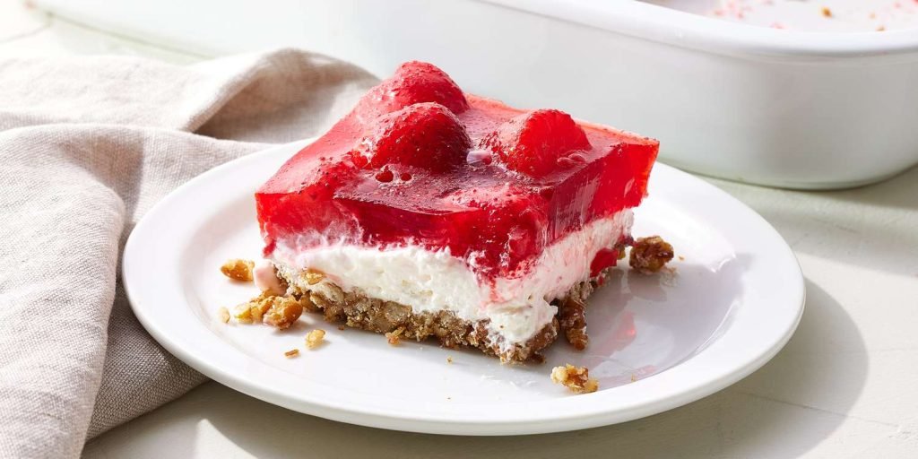 Irresistible Strawberry Pretzel Salad: A Sweet & Salty Delight!