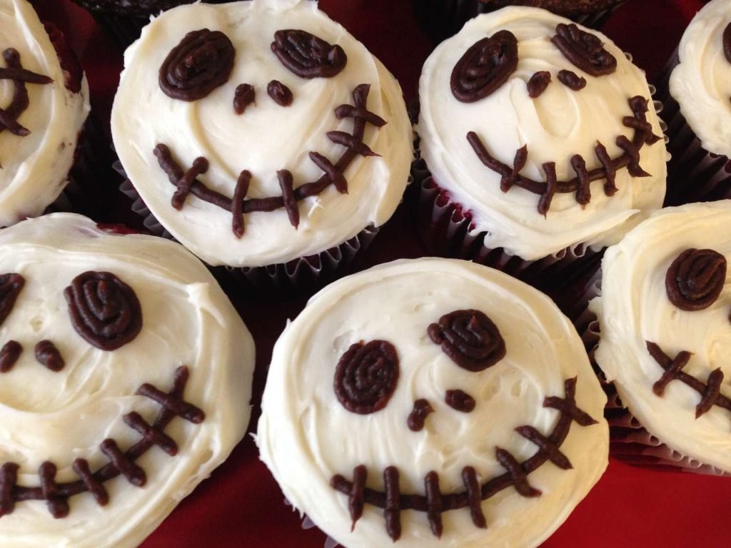 Spook-tacular Skull Cupcakes: A Ghoulish Treat!